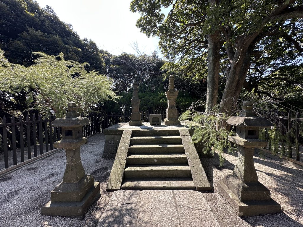 按針塚（三浦按針夫妻の墓）