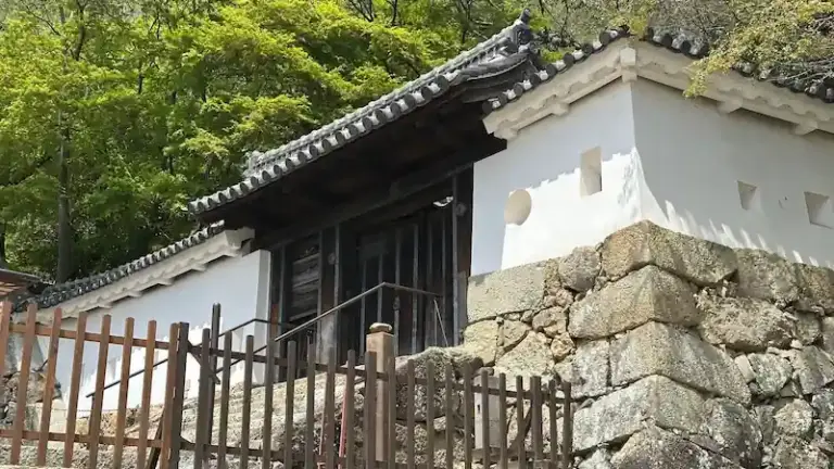 Tono Yonmon (との四門)