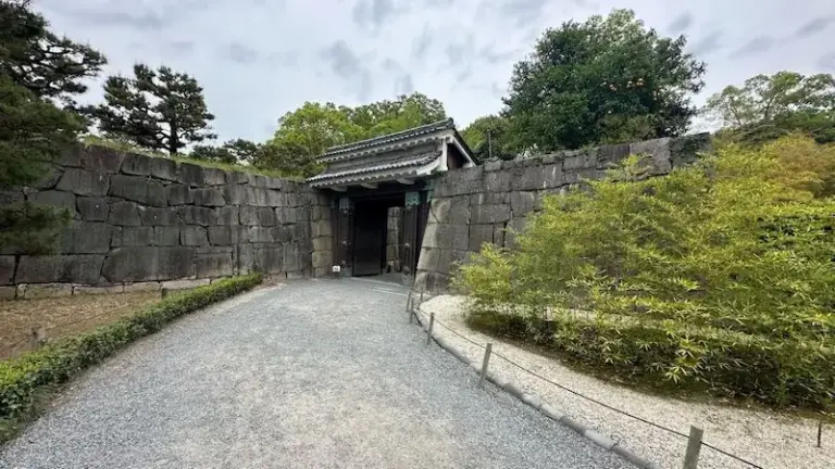 北中仕切門