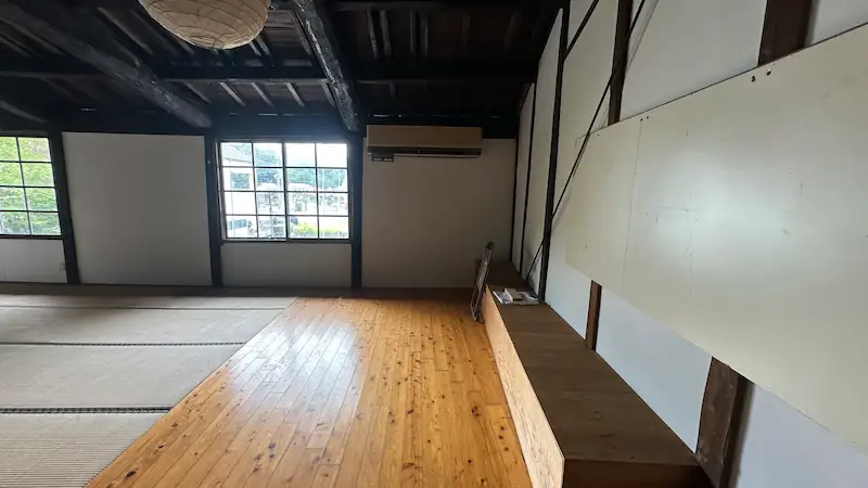 長崎県平戸市の按針の館二階の展示室。畳と板張りの床が並ぶ広い部屋で、窓から光が差し込んでいる