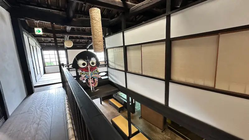 長崎県平戸市の按針の館二階の廊下。下階を見下ろせる回廊に伝統的な和凧の装飾が展示されている