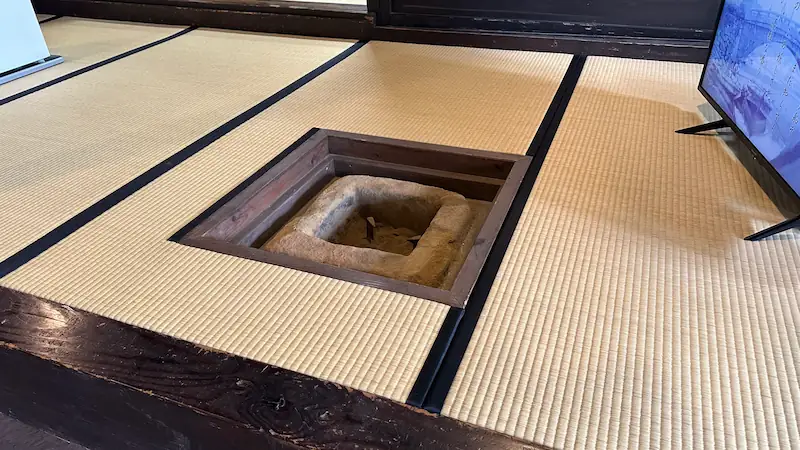 長崎県平戸市の按針の館二階に残る畳敷きの部屋と囲炉裏。昔の生活を伝える四角い囲炉裏が畳に埋め込まれている