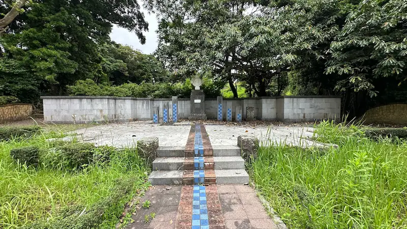 長崎県平戸市にあるフランシスコ・ザビエル記念碑。石造りのモニュメントが緑に囲まれた広場に建つ