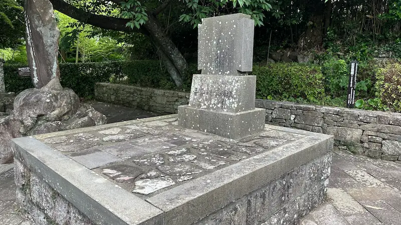長崎県平戸市の三浦按針墓所にある石造りの台座。按針の妻の墓石が納められていると伝わる場所