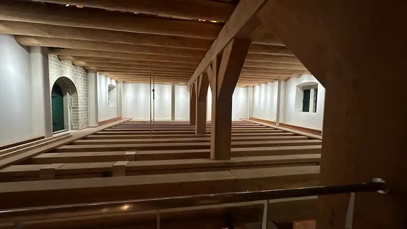 平戸市のオランダ商館2階の内部。梁がむき出しの木造の広い空間が残されている