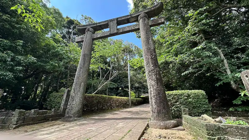長崎県平戸市の平戸城内に立つ亀岡神社の一の鳥居。三浦按針が航海の安全を祈願したと伝わる歴史的な石造鳥居
