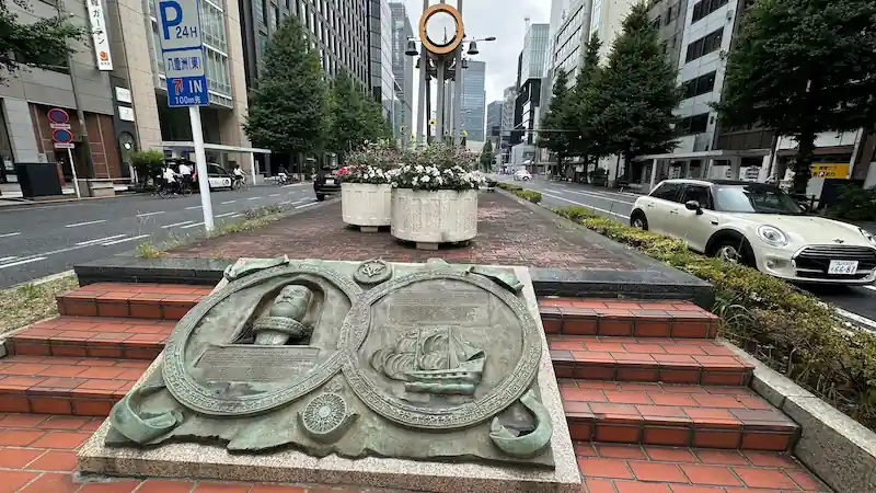 ヤン・ヨーステン記念碑(八重洲通・中央通り交差点 中央分離帯)