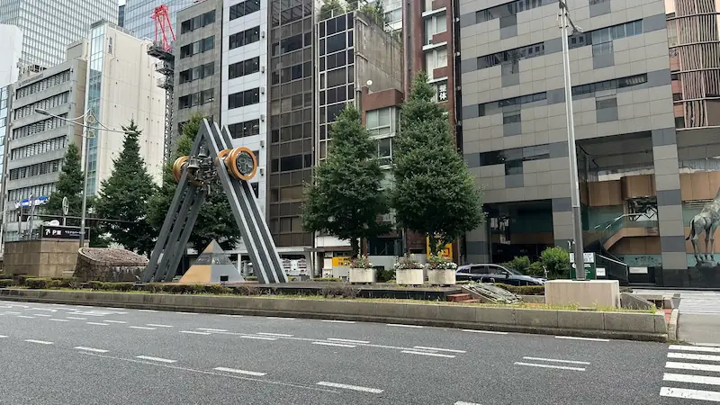 ヤン・ヨーステン記念碑(八重洲通・中央通り交差点 中央分離帯)