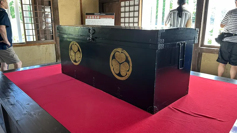 姫路城 黒漆塗長持