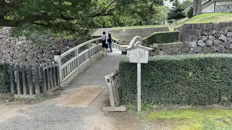 Gokuraku-bashi Bridge (ごくらくばし)