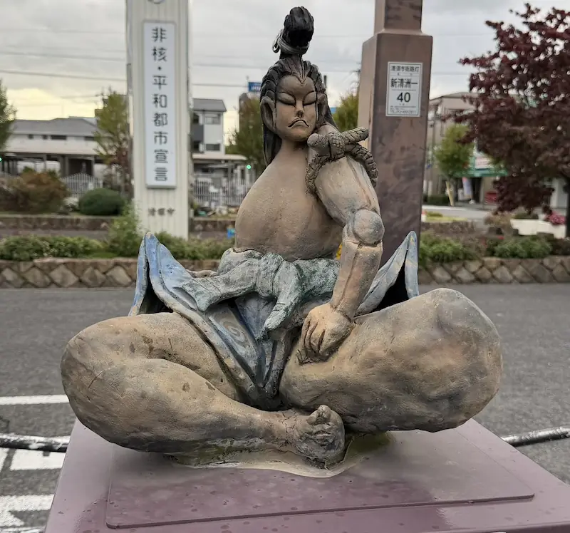 新清洲駅前の信長像