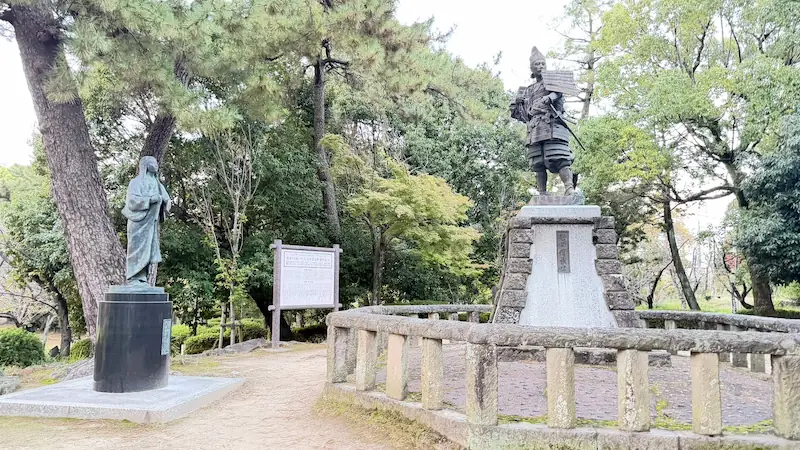 清須公園の信長と濃姫像