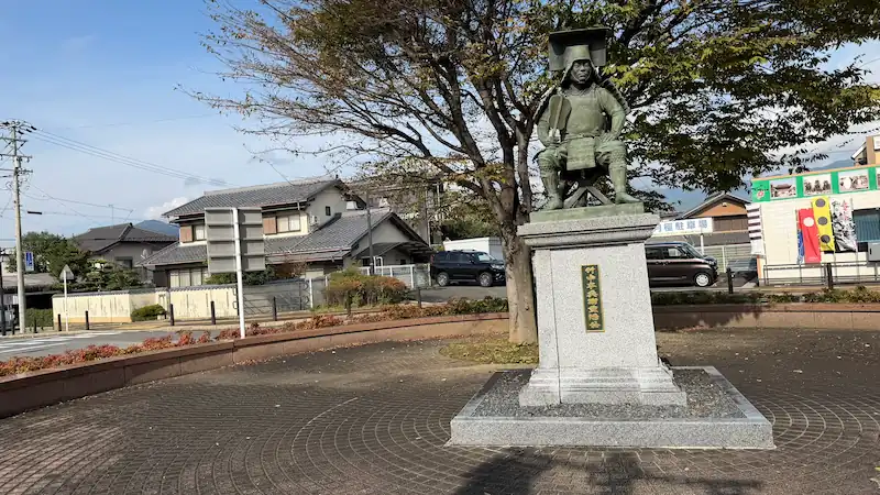 Hanbē Takenaka Statue in Front of Tarui Station