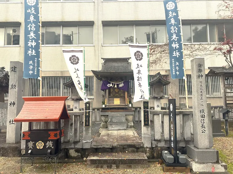 Front view of Kenkun Shrine (Gifu Nobunaga Shrine) inside Kashimori Shrine grounds