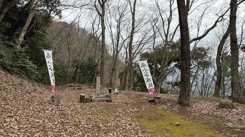赤尾屋敷跡に立つ浅井長政公自刃之地の碑と説明札