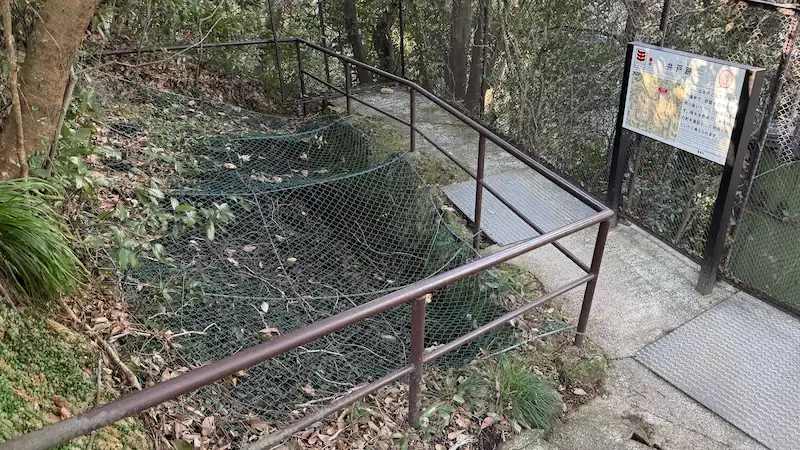 The military well 'Kinmeisui' (well ruins) remaining on the upper slope of Mount Kinka at Gifu Castle