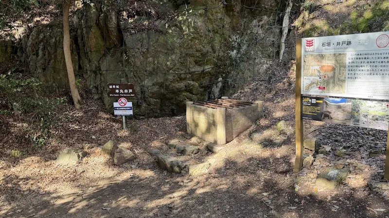 Stone walls and well ruins remaining on the upper slope of Mount Kinka at Gifu Castle (water-storage well and retaining stone walls along the path)
