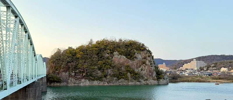 Unuma Castle ruins and the Meitetsu railway bridge