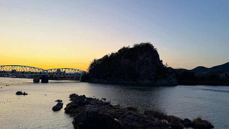 Ruins of Unuma Castle and the sunset