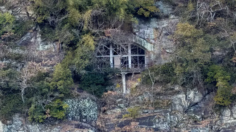 Zoomed-in view of the mid-slope structure (purpose unknown)