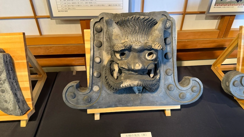 春岳院本堂大棟の鬼瓦