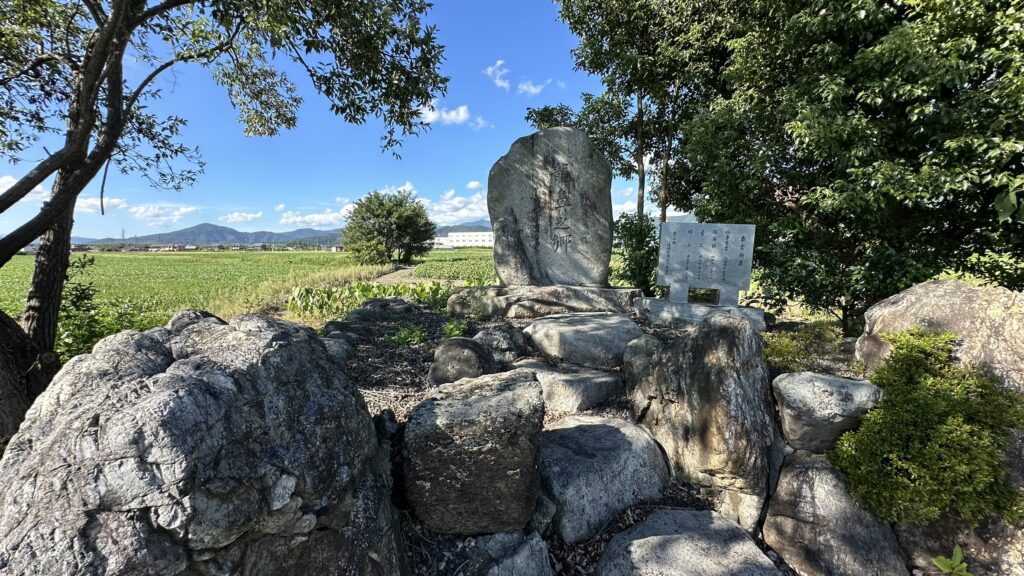 信長の陣跡の碑——姉川の浅瀬沿いに立つ石碑