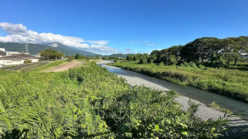 姉川の河川敷と伊吹山の眺め——かつて両軍が対峙した姉川の流れ