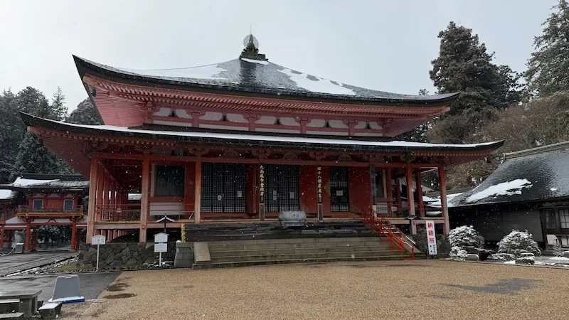 Amida-do Hall exterior in snowfall