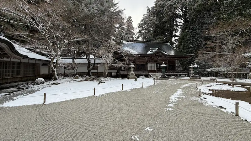 Jodo-in worship hall and approach path