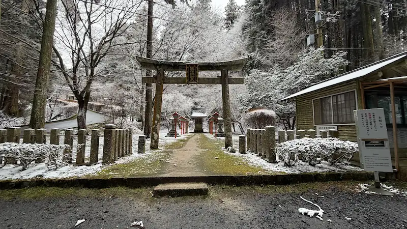 Minabuchi Benzaiten torii gate and shrine hall