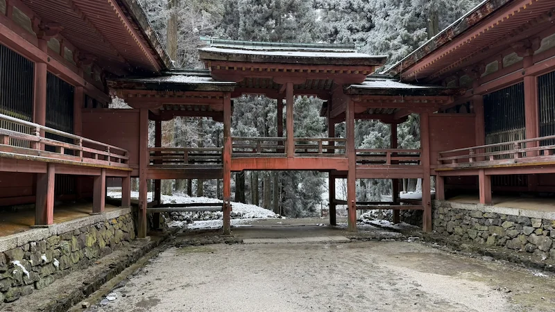 The covered walkway connecting Jogo-do and Hokke-do at Ninaido