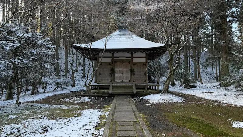 Eshin-do Hall approach path and building