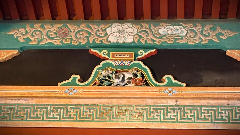 日光東照宮 眠り猫（坂下門上部・奥宮への境界を示す彫刻）