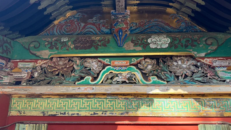 日光東照宮 眠り猫の裏側（雀の彫刻が確認できる）