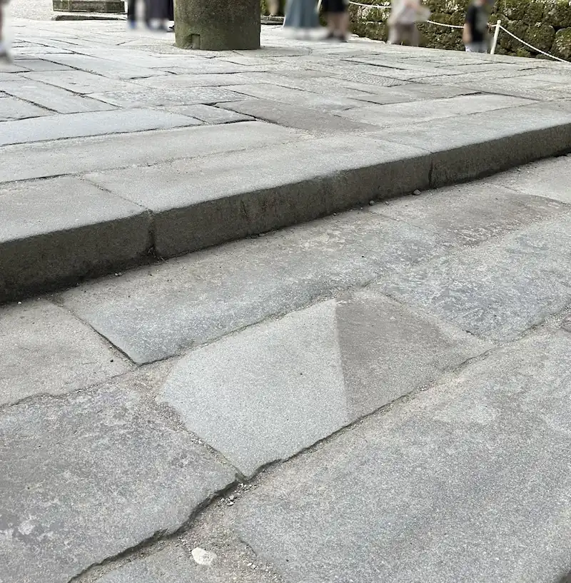 日光東照宮 一の鳥居 照降石（雨になると色が変わると伝わる石）