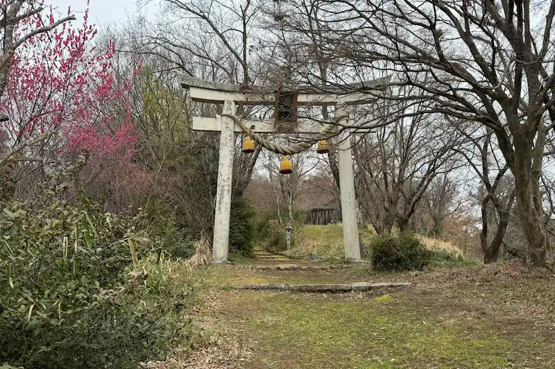 麓にある矢合神社の石鳥居