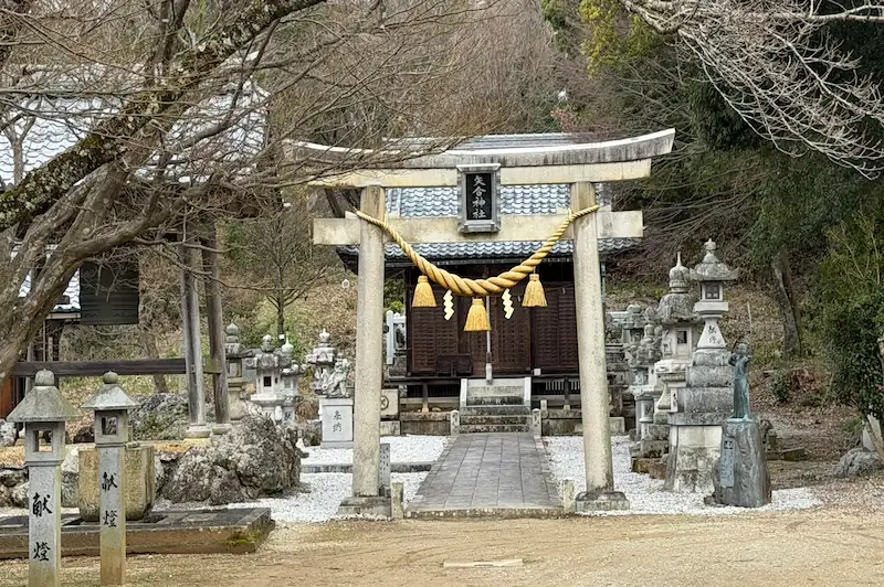 社殿の近くにある矢合神社の石鳥居