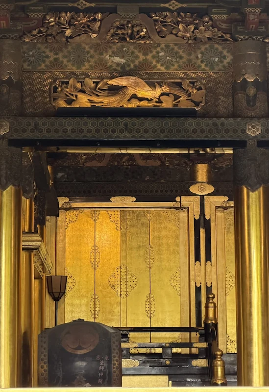 上野東照宮 金色殿 内部。鳳凰の彫刻と金色の内陣が見える