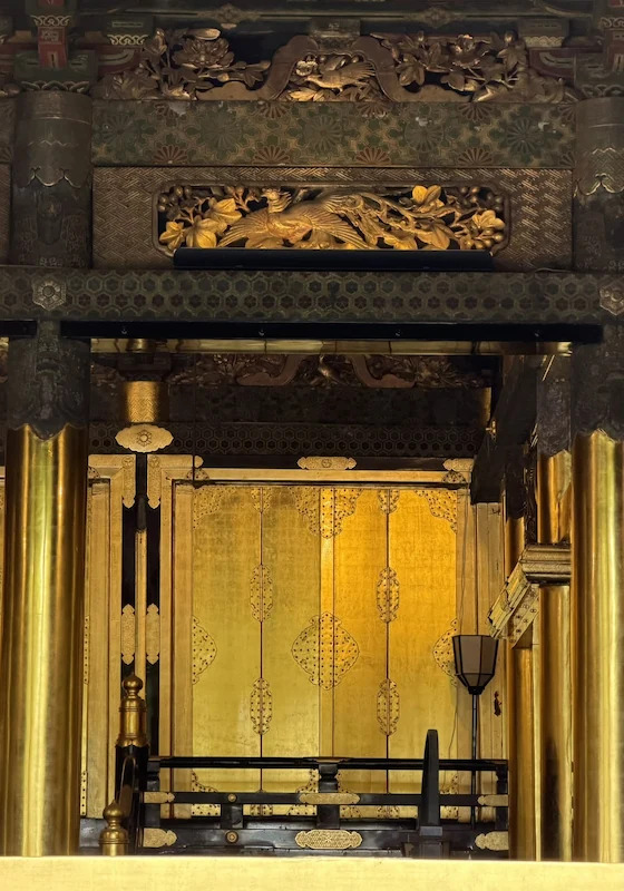 上野東照宮 金色殿 内部。内陣の金扉と彫刻。暗がりのなかに温かい金色が滲む