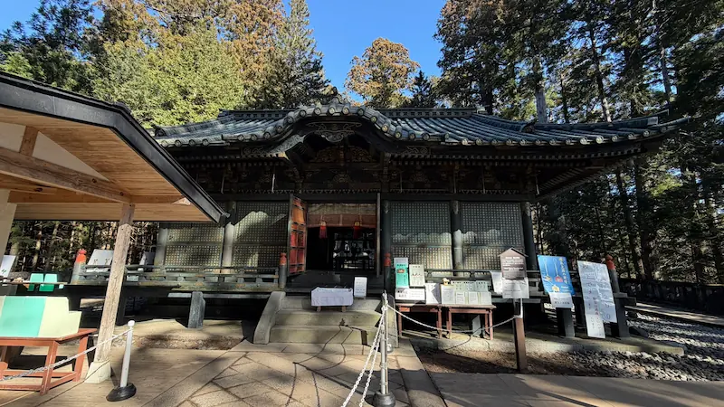 日光東照宮 奥宮拝殿（杉木立の中の神格化空間）