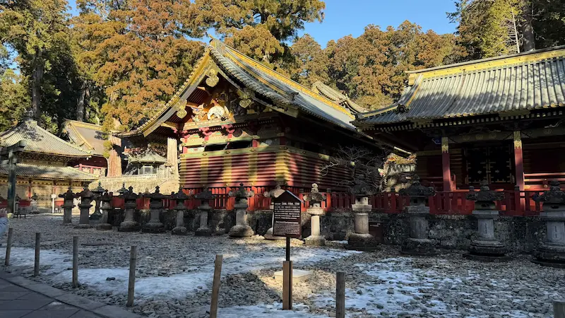 日光東照宮 三神庫（表門をくぐった直後に視線へ入りやすい建物群）