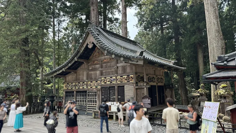 日光東照宮 神厩舎（三猿以外の猿の彫刻も見るべき建物）