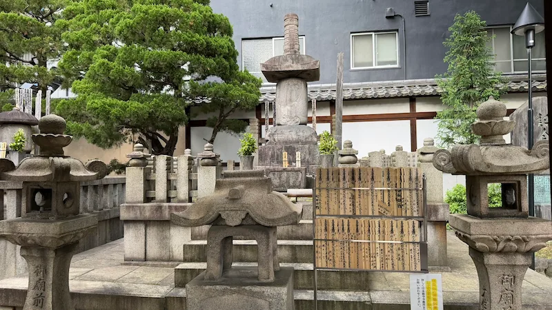 Nobunaga memorial at the current Honno-ji Temple, reportedly established by Nobunaga's third son Oda Nobutaka