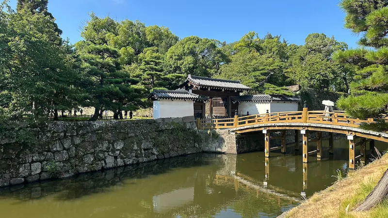 和歌山城 一の橋・大手門と堀——青空に映える夏の城景観