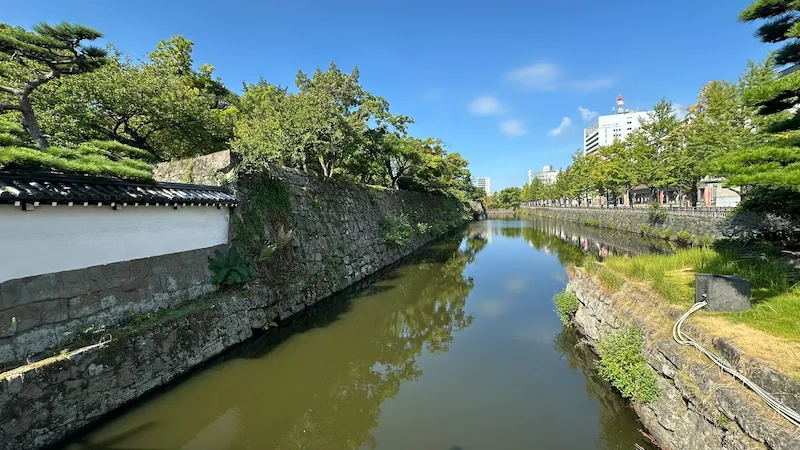 和歌山城 岡口門周辺の堀と石垣——水面に反射する景観