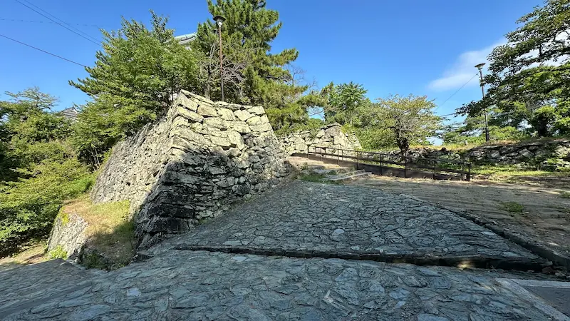 和歌山城 表坂の幅広い青石の石段と石垣