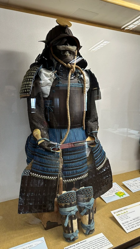 青糸威の鎧——和歌山城天守閣内展示