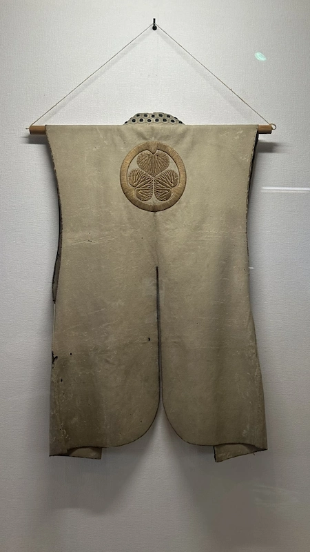 紀州徳川家の家紋（三つ葉葵）がついた陣羽織——和歌山城天守閣内展示