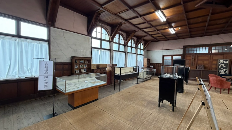 江北図書館2階展示室の全景。古戦場絵図の世界と題した企画展示が並ぶ