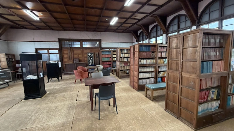 江北図書館の昭和の図書室。古い木製書架に明治〜昭和の書籍が並ぶ